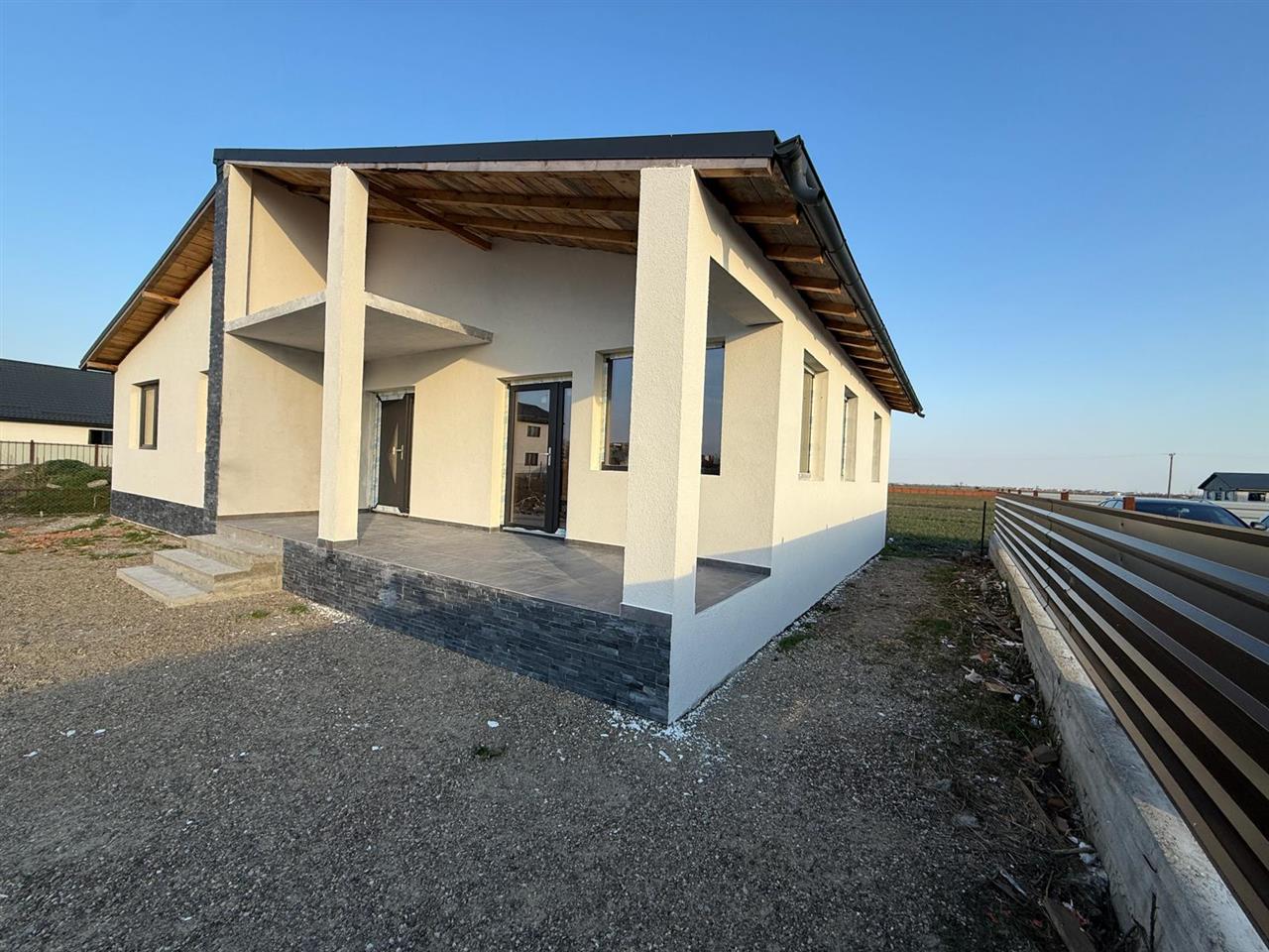 CASA LA GRI, EXTERIOR FINAȘIZAT, INTERIOR NEFINISAT