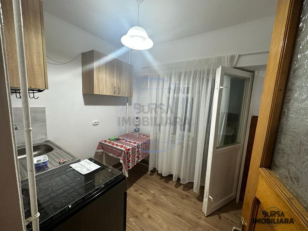 APARTAMENT DE VANZARE  3  CAMERE ( COMISARIAT)