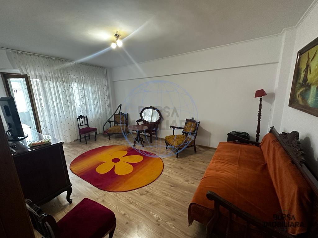 APARTAMENT DE VANZARE  3  CAMERE ( COMISARIAT)