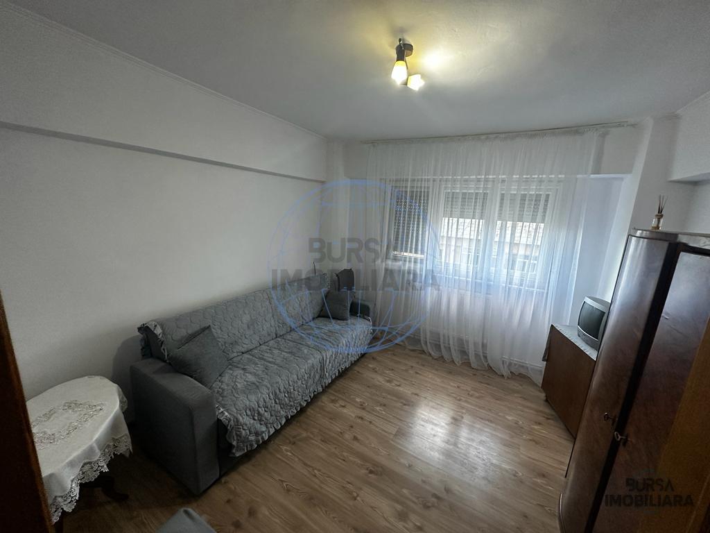 APARTAMENT DE VANZARE  3  CAMERE ( COMISARIAT)
