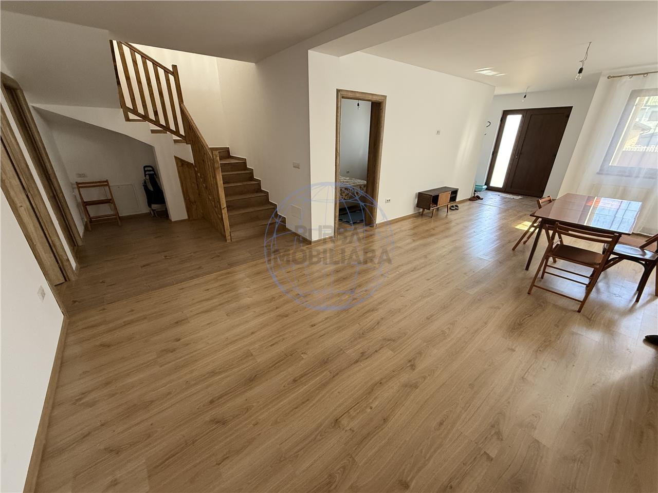 CASA / VILA  DE INCHIRIAT, CENTRU