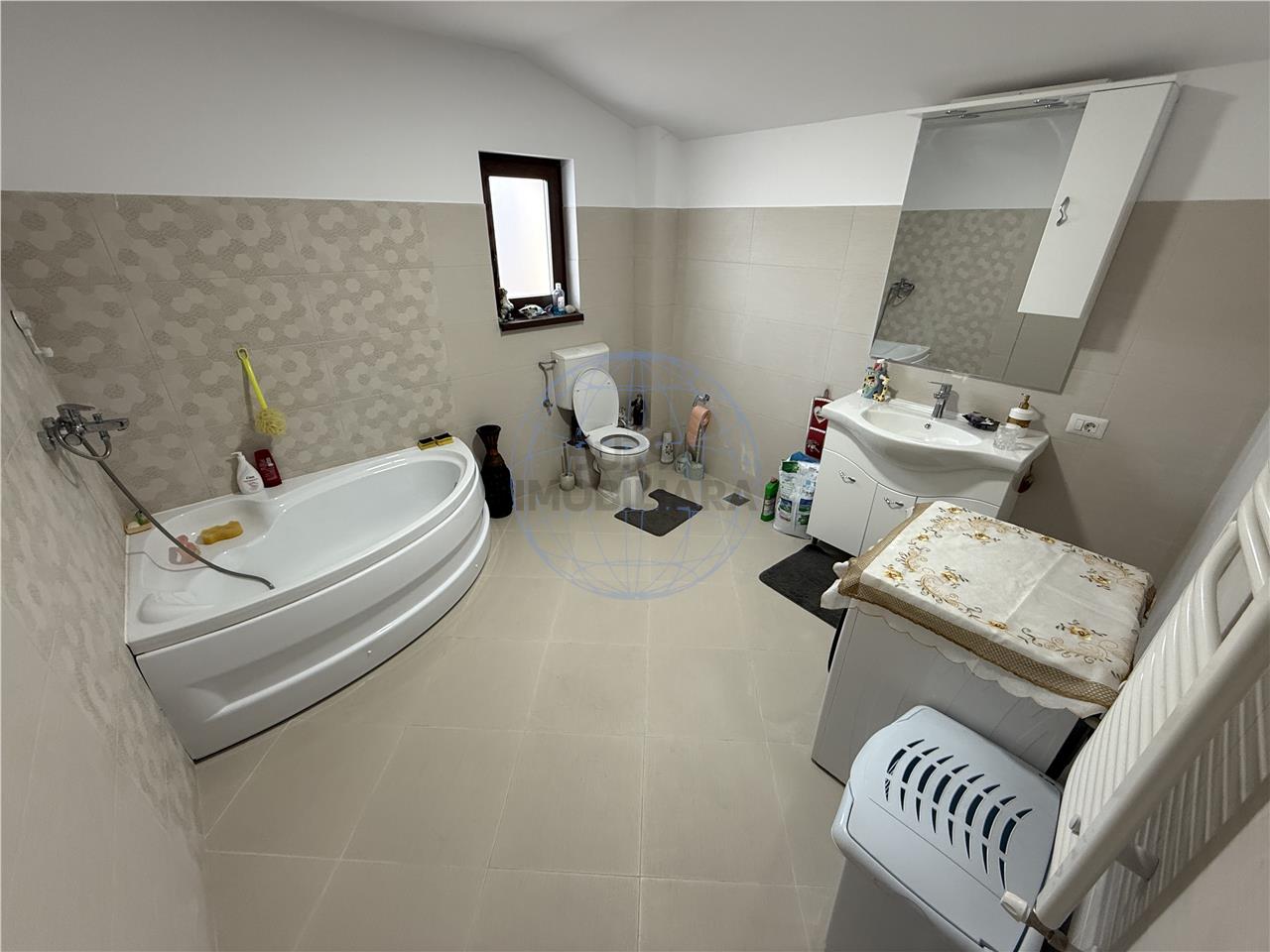 CASA / VILA  DE INCHIRIAT, CENTRU