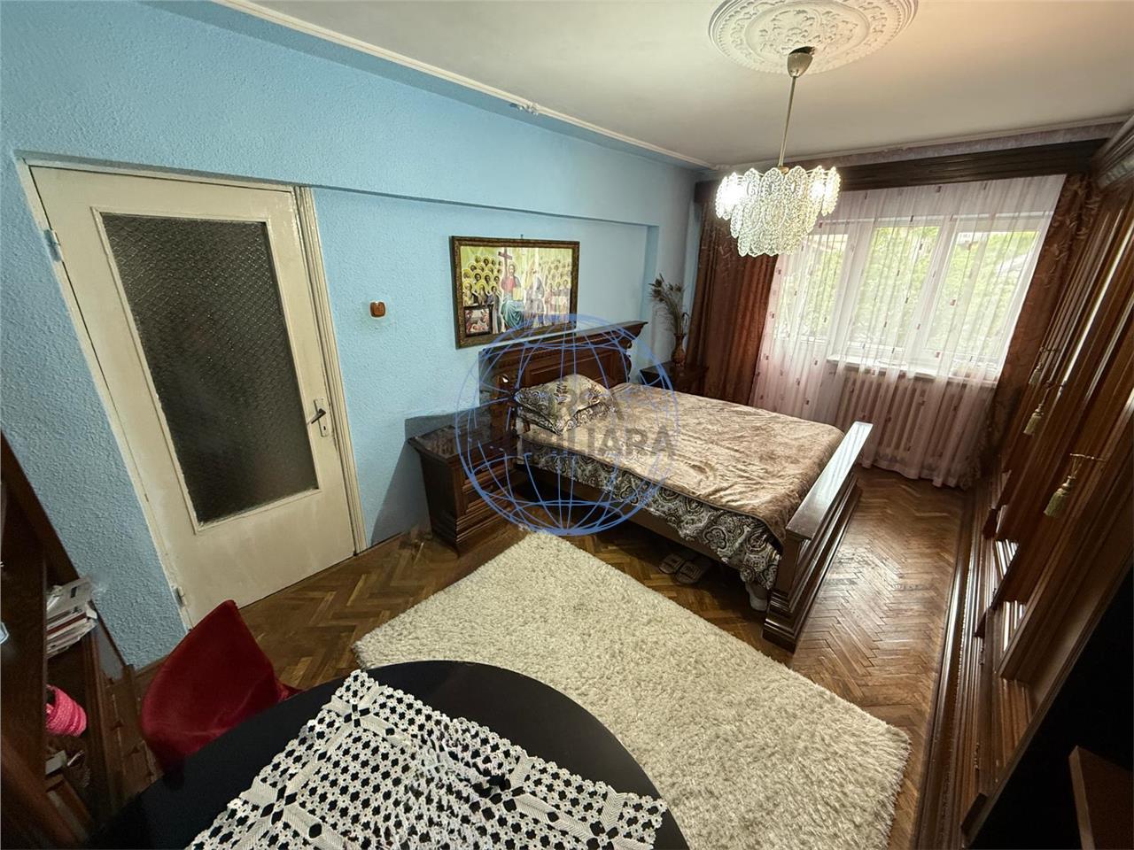 APARTAMENT 3 CAMERE, ETAJ 1, LICEU UNIREA