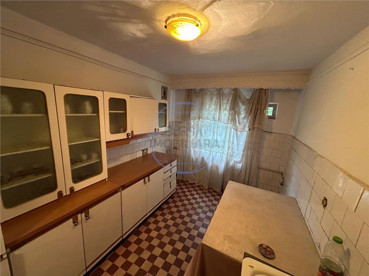 APARTAMENT 4 CAMERE, ETAJ 2, LUPENI
