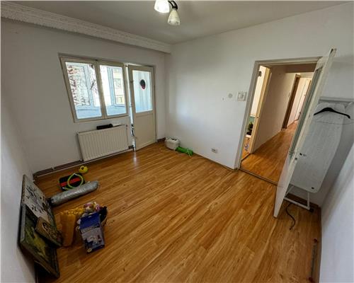 Apartament 4 camere, etaj 4/4 , zona centrala