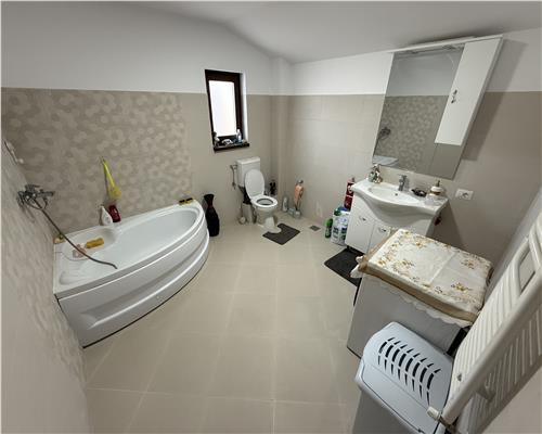 CASA / VILA  DE INCHIRIAT, CENTRU