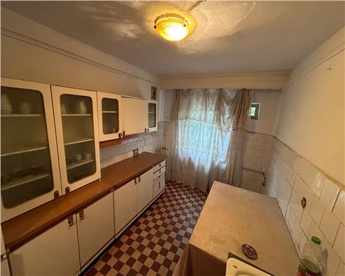 APARTAMENT 4 CAMERE, ETAJ 2, LUPENI